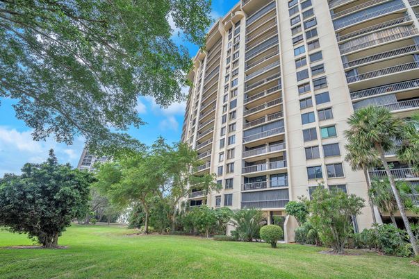Exterior, Facade, Condo Building