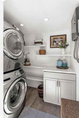 Interior, Recessed Lighting, Washer, Wood Texture Flooring