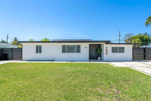 Backyard, Exterior, Facade, Ranch