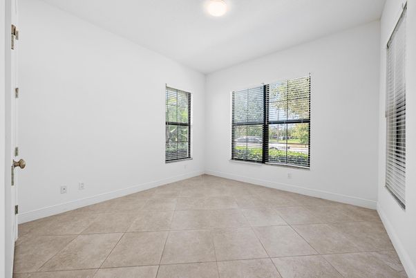 Empty room, Interior
