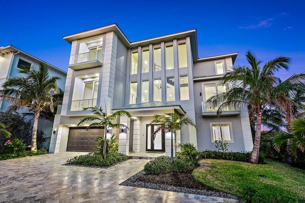 Attached, Exterior, Facade, Modern