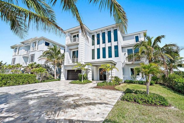 Attached, Exterior, Facade, Mediterranean