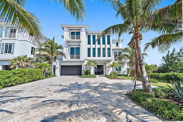 Attached, Exterior, Facade, Mediterranean