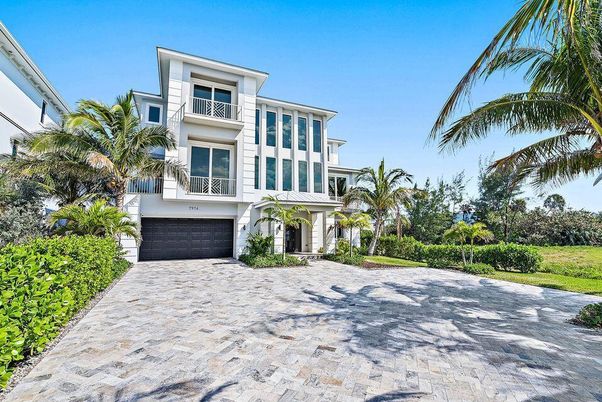 Attached, Backyard, Exterior, Facade, Modern