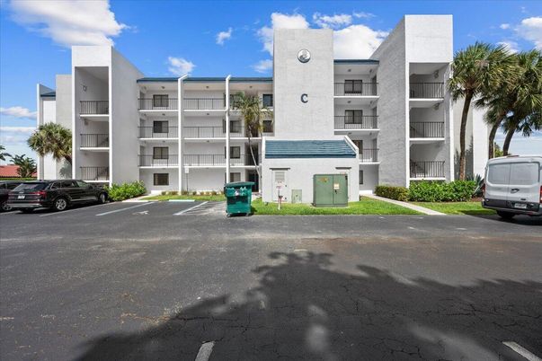 Exterior, Facade, Condo Building