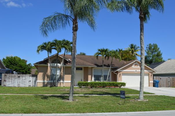 Attached, Exterior, Facade, Ranch