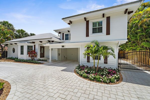 Exterior, Facade, Mediterranean
