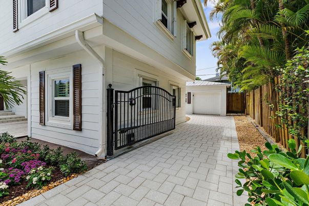 Detached Garage, Exterior