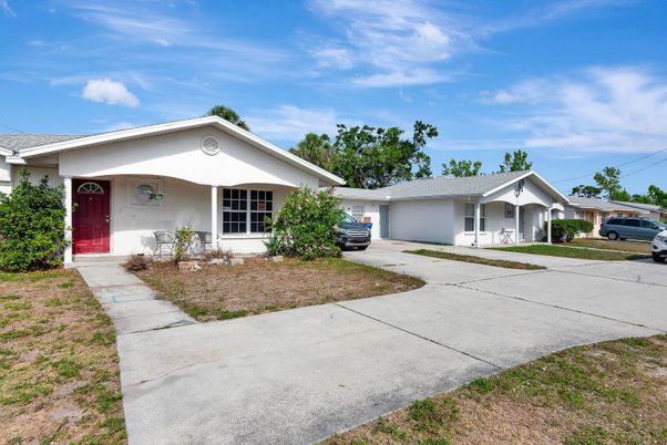 Attached, Exterior, Facade, Ranch