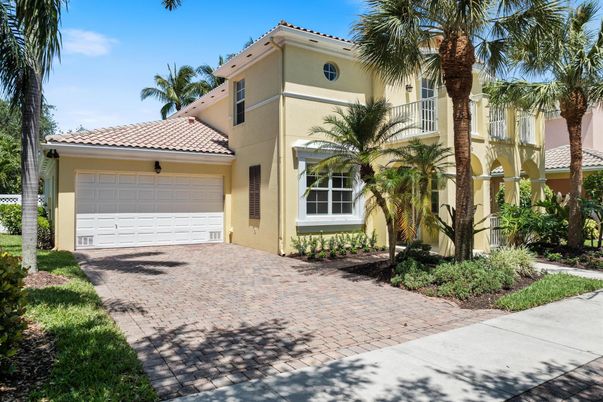 Attached, Exterior, Facade, Mediterranean