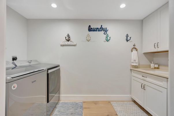 Interior, Recessed Lighting, Washer, Wood Texture Flooring