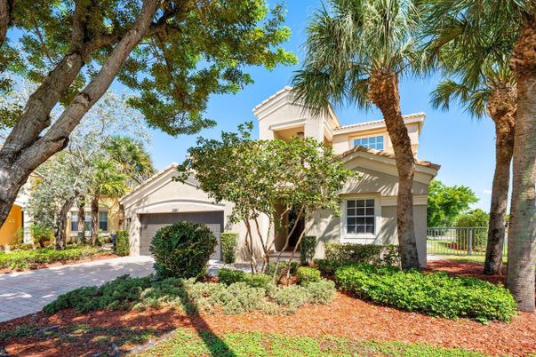 Attached, Exterior, Facade, Mediterranean