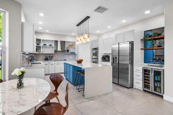 Dining room, Interior, Kitchen, Pendant Lights, Recessed Lighting, Stainless Steel Appliances