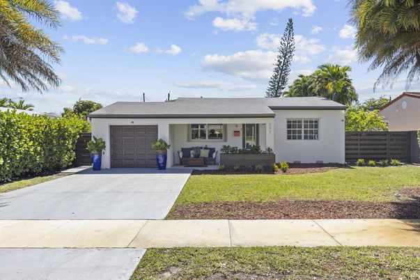 Attached, Exterior, Facade, Ranch