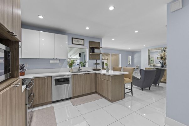 Dining room, Interior, Kitchen, Recessed Lighting, Stainless Steel Appliances