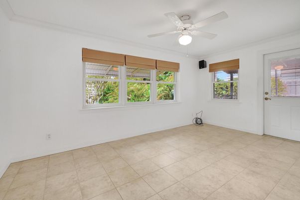 Empty room, Interior