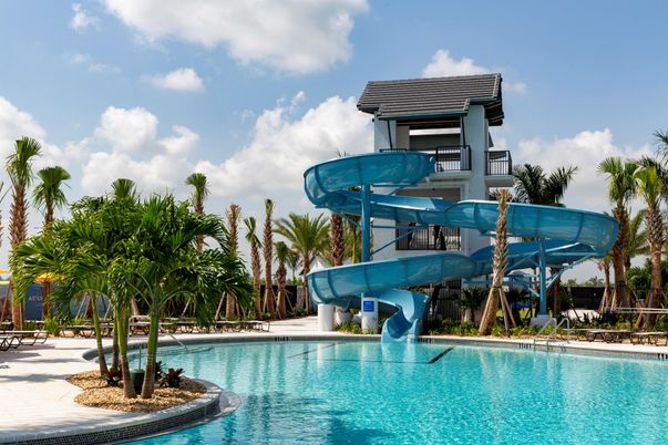 Exterior, Facade, Pool, Modern