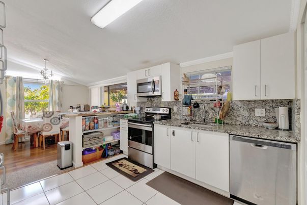 Chandelier, Dining room, Interior, Kitchen, Stainless Steel Appliances, Wood Texture Flooring