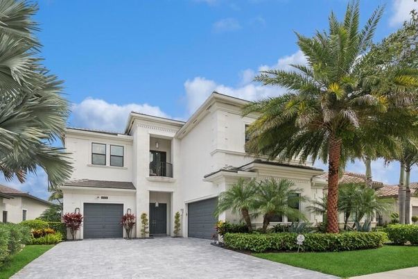 Attached, Exterior, Facade, Mediterranean