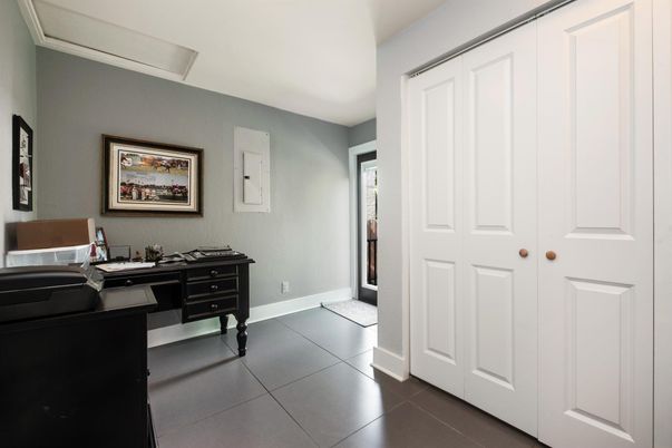 Home Office, Interior