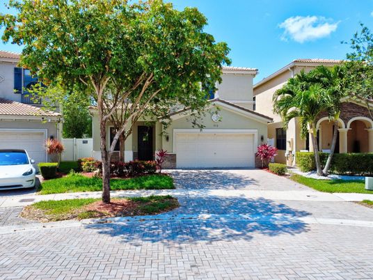 Attached, Exterior, Facade, Mediterranean