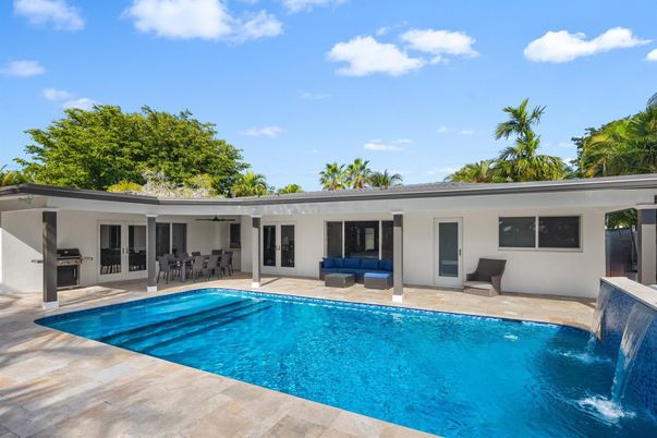 Exterior, Pool