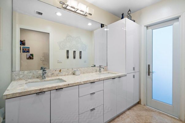Bathroom, Dual Sink Vanities, Interior, Recessed Lighting