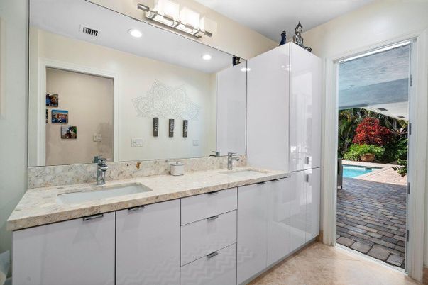 Bathroom, Dual Sink Vanities, Interior, Recessed Lighting