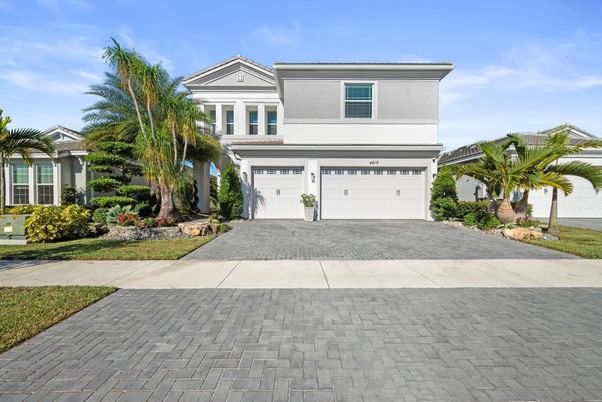 Attached, Exterior, Facade, Mediterranean