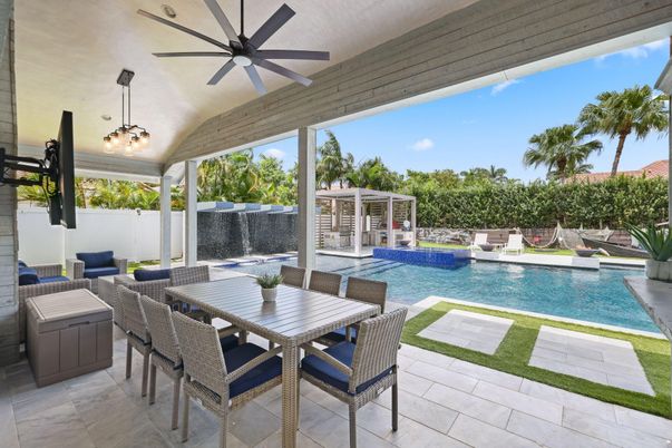 Exterior, Pool