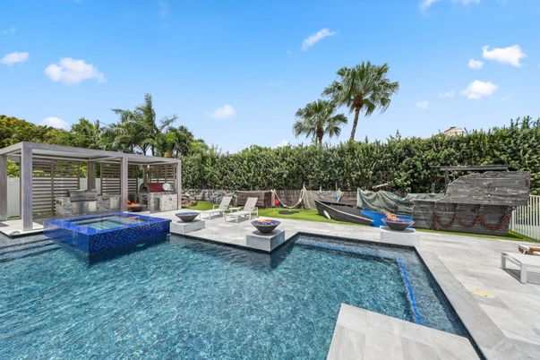 Exterior, Pool