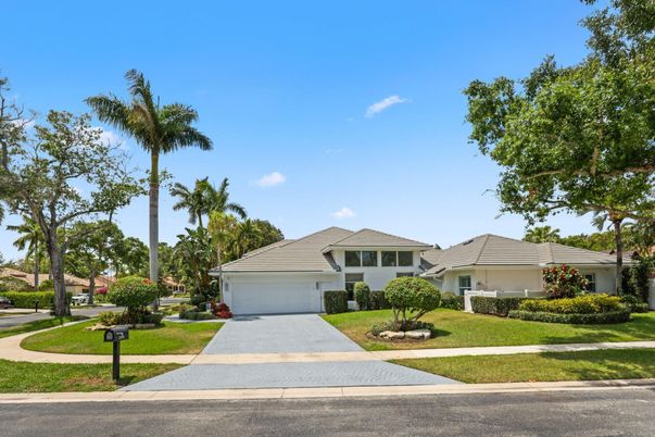 Attached, Exterior, Facade, Ranch