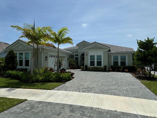 Exterior, Facade, Ranch