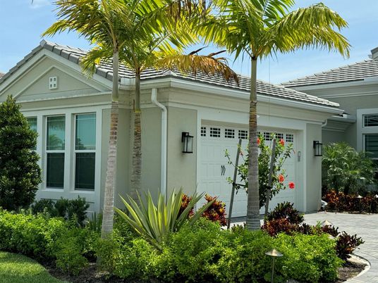 Attached, Exterior, Facade, Mediterranean