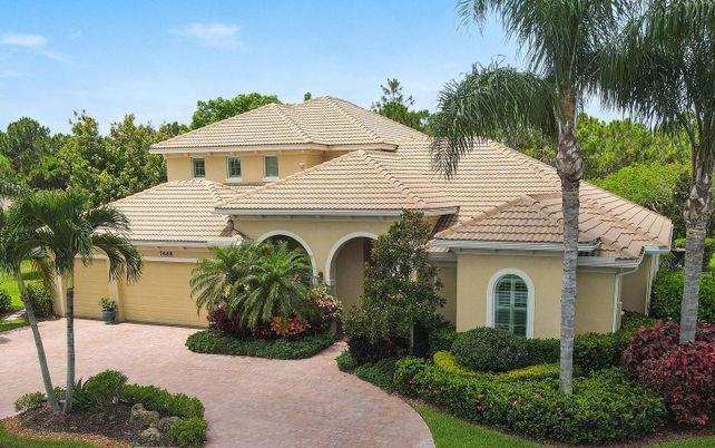 Attached, Exterior, Facade, Mediterranean