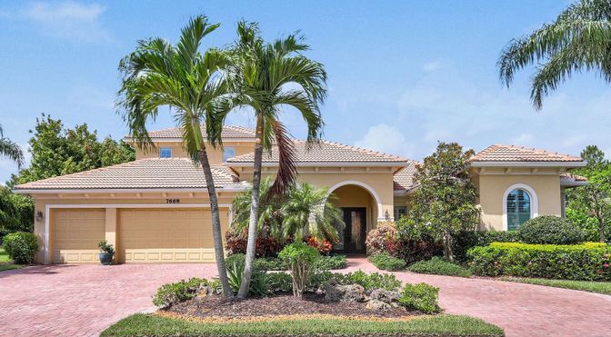Attached, Exterior, Facade, Mediterranean