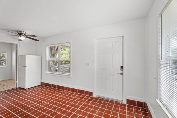 Empty room, Interior