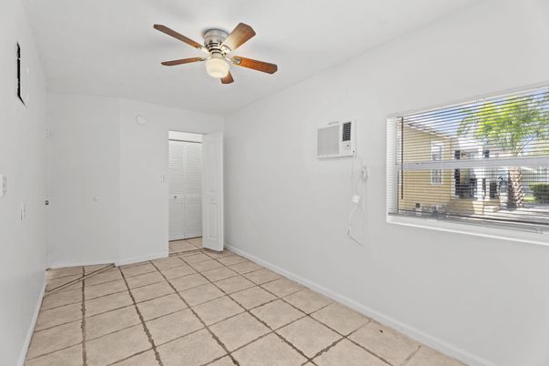 Empty room, Interior