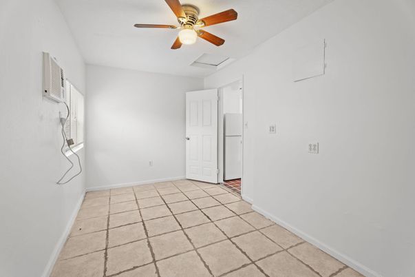 Empty room, Interior