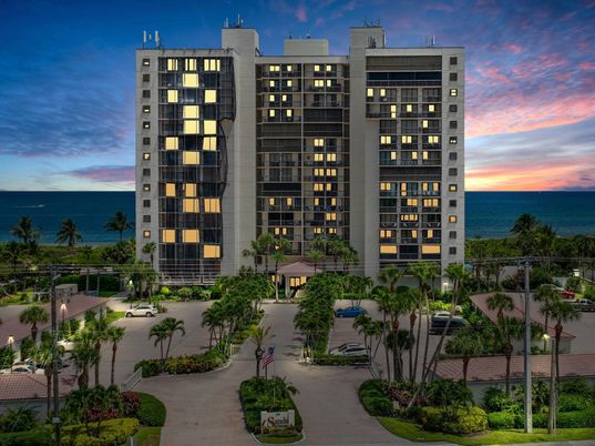 Exterior, Facade, Highrise