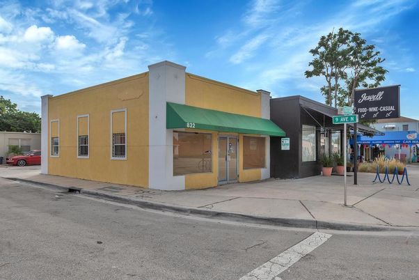 Exterior, Facade, Modern