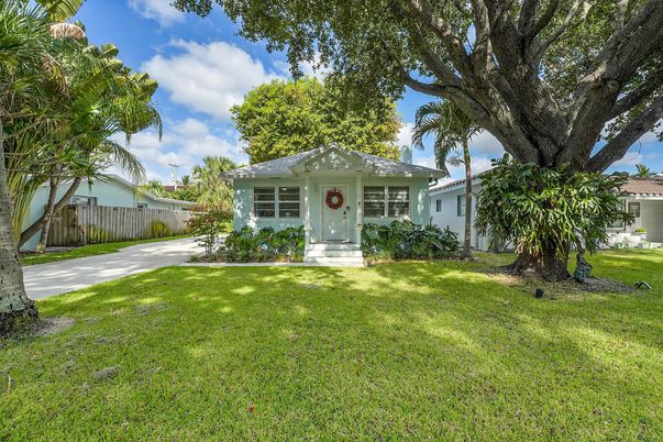 Backyard, Exterior, Facade, Ranch