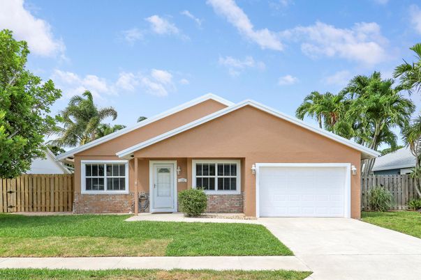 Attached, Exterior, Facade, Brick Facade, Ranch