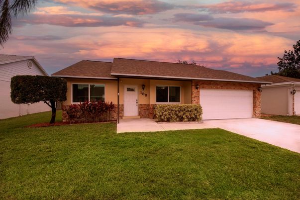 Attached, Exterior, Facade, Ranch