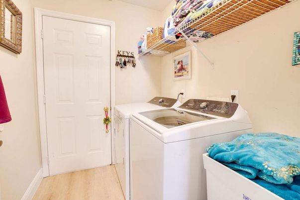 Interior, Washer, Wood Texture Flooring