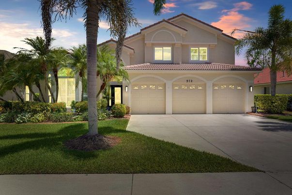 Attached, Exterior, Facade, Mediterranean
