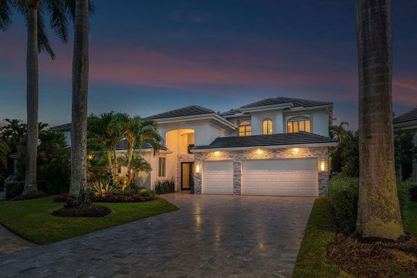 Attached, Exterior, Facade, Mediterranean