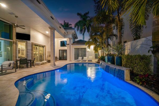 Exterior, Pool