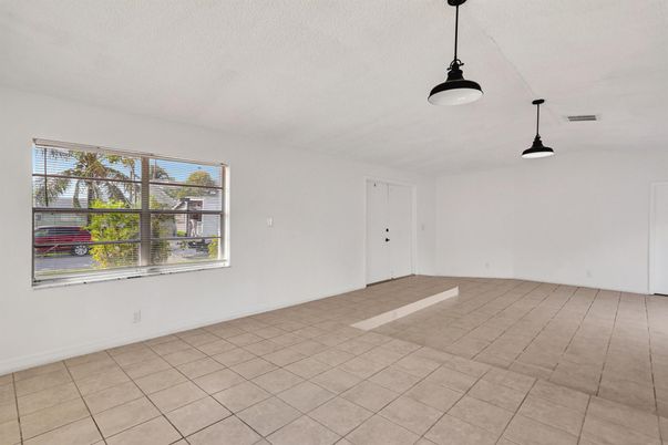 Empty room, Interior, Pendant Lights