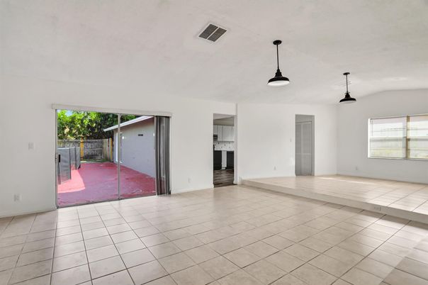 Empty room, Interior, Pendant Lights